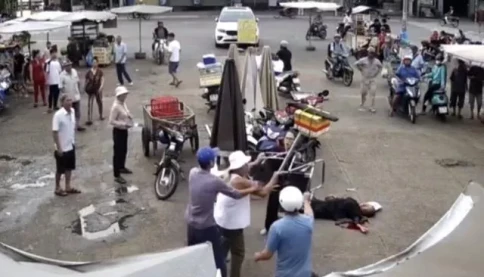 Tạm giữ người đàn ông 62 tuổi dùng dao tấn công phụ nữ giữa chợ