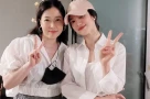 Song Hye-kyo chứng minh áo sơ mi trắng chẳng hề đơn điệu, chỉ cần phối cùng chân váy và một đôi giày lười là đã đủ thanh lịch, sành điệu