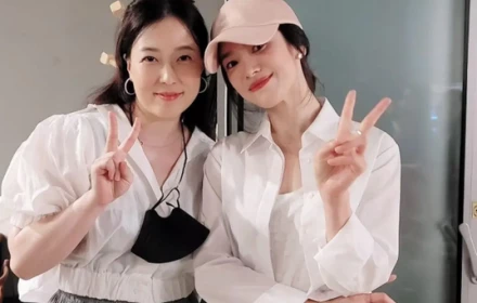 Song Hye-kyo chứng minh áo sơ mi trắng chẳng hề đơn điệu, chỉ cần phối cùng chân váy và một đôi giày lười là đã đủ thanh lịch, sành điệu