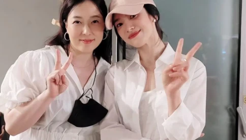 Song Hye-kyo chứng minh áo sơ mi trắng chẳng hề đơn điệu, chỉ cần phối cùng chân váy và một đôi giày lười là đã đủ thanh lịch, sành điệu