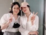 Song Hye-kyo chứng minh áo sơ mi trắng chẳng hề đơn điệu, chỉ cần phối cùng chân váy và một đôi giày lười là đã đủ thanh lịch, sành điệu