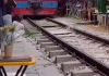 Người phụ nữ bị tàu hỏa hất văng điện thoại khi đang ngồi sát đường ray ở phố đường tàu Văn Miếu