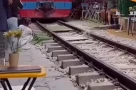 Người phụ nữ bị tàu hỏa hất văng điện thoại khi đang ngồi sát đường ray ở phố đường tàu Văn Miếu