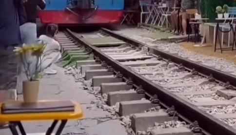 Người phụ nữ bị tàu hỏa hất văng điện thoại khi đang ngồi sát đường ray ở phố đường tàu Văn Miếu