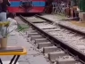 Người phụ nữ bị tàu hỏa hất văng điện thoại khi đang ngồi sát đường ray ở phố đường tàu Văn Miếu