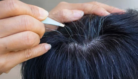 Đừng lo lắng tóc bạc sẽ khiến bạn trông già! Tóc bạc có thể là dấu hiệu cho thấy cơ thể bạn đang cố gắng làm điều này