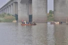 Bạn gái bất tỉnh sau nhiều ngày dùng ma túy, bạn trai quấn băng dính ném xuống sông Hồng