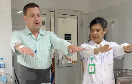 Nguyên Đại sứ Palestine trở lại Việt Nam chữa chấn thương đầu gối