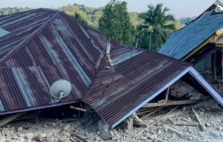 Video động đất 7,7 độ richter sáng nay ở Indonesia, cảnh tượng hỗn loạn với tiếng la hét vang vọng khắp nơi