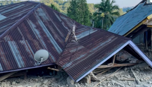 Video động đất 7,7 độ richter sáng nay ở Indonesia, cảnh tượng hỗn loạn với tiếng la hét vang vọng khắp nơi