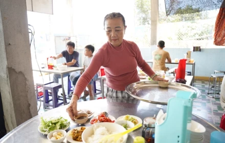 Mâm cơm 35.000 đồng: Điều đáng nói không chỉ là giá rẻ mà là áp lực sau khi nổi tiếng