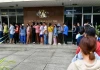 Hết xếp hàng mua khẩu trang, đăng kiểm, giờ phụ huynh lại “xếp hàng” mua sách giáo khoa!