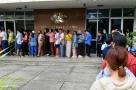 Hết xếp hàng mua khẩu trang, đăng kiểm, giờ phụ huynh lại “xếp hàng” mua sách giáo khoa!