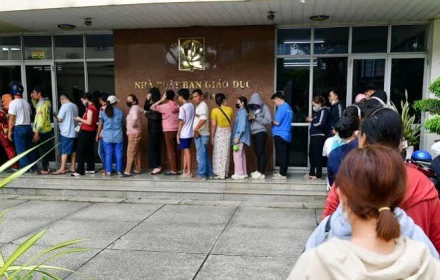 Hết xếp hàng mua khẩu trang, đăng kiểm, giờ phụ huynh lại “xếp hàng” mua sách giáo khoa!