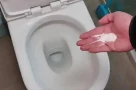 Đổ muối vào bồn cầu/ cống thoát nước thực sự hữu ích, bạn nhất định nên thử