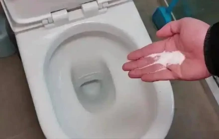 Đổ muối vào bồn cầu/ cống thoát nước thực sự hữu ích, bạn nhất định nên thử