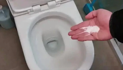 Đổ muối vào bồn cầu/ cống thoát nước thực sự hữu ích, bạn nhất định nên thử