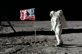 Chuyên gia NASA nói chưa ai từng rời khỏi khí quyển trái đất, kể cả khi lên mặt trăng!