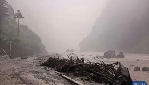 Video vụ sạt lở đất kinh hoàng sau lũ lụt ở biên giới Nepal sáng nay