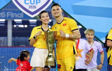 Chuyện tình Lê Giang Patrik - MC Hoàng Oanh gây sốt: Nụ hôn công khai giữa sân Mỹ Đình
