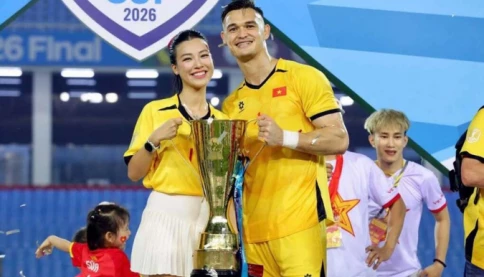Chuyện tình Lê Giang Patrik - MC Hoàng Oanh gây sốt: Nụ hôn công khai giữa sân Mỹ Đình
