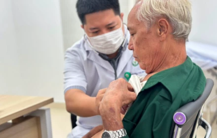 Người nghỉ hưu mắc bệnh nặng vẫn phải đồng chi trả BHYT: Có nên nâng mức hưởng từ 75 tuổi?