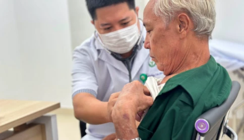 Người nghỉ hưu mắc bệnh nặng vẫn phải đồng chi trả BHYT: Có nên nâng mức hưởng từ 75 tuổi?