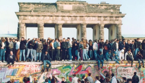 Bức tường Berlin đã sụp đổ hơn 30 năm, vì sao Đông và Tây Đức vẫn còn xa nhau?