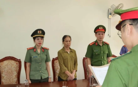 Cảnh sát bất ngờ ập vào lò sản xuất, bắt sống "bà trùm" đang thản nhiên đầu độc thực khách