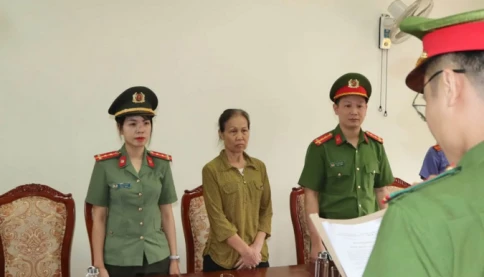 Cảnh sát bất ngờ ập vào lò sản xuất, bắt sống "bà trùm" đang thản nhiên đầu độc thực khách