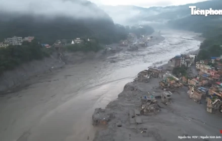 Chấn động Nepal: Người dân chỉ có vài giây để chạy, phía sau là cảnh không thể tưởng tượng
