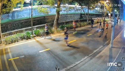 Tranh cãi chạy marathon lúc hơn 2 giờ sáng