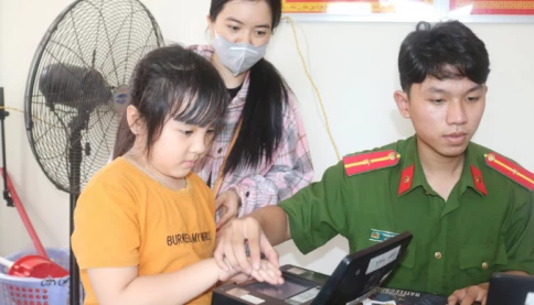 Con chưa đủ 14 tuổi dùng SIM của bố mẹ có bị khóa VNeID theo quy định mới? Thông tin phụ huynh cần biết