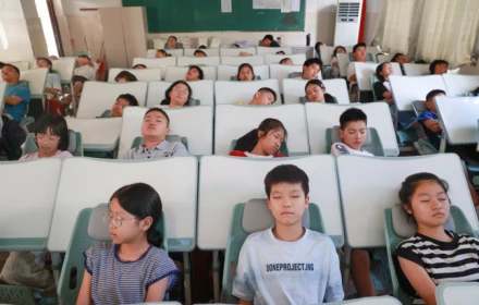 Kiểu bàn ghế mới giúp học sinh ở một trường tiểu học Trung Quốc ngủ trưa thoải mái hơn