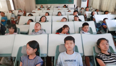 Kiểu bàn ghế mới giúp học sinh ở một trường tiểu học Trung Quốc ngủ trưa thoải mái hơn