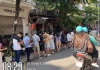 Hàng dài người xếp hàng chờ mua phở 49 Bát Đàn