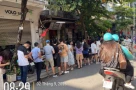 Hàng dài người xếp hàng chờ mua phở 49 Bát Đàn