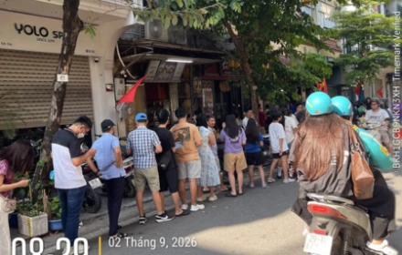 Hàng dài người xếp hàng chờ mua phở 49 Bát Đàn