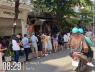 Hàng dài người xếp hàng chờ mua phở 49 Bát Đàn