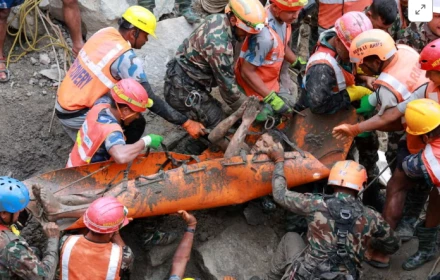 Vỡ òa! Hai người được tìm thấy còn sống trong đường hầm thủy điện ở Nepal, 9 ngày sau trận lũ lụt tàn phá [Video]