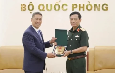 Hùng Cao là ai? Hành trình từ cậu bé rời Việt Nam đến ứng viên Bộ trưởng Hải quân Mỹ