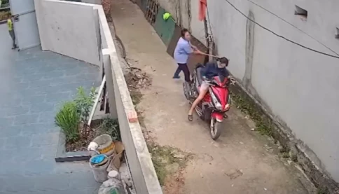 Người phụ nữ cầm chổi đánh hàng xóm ở Bắc Ninh: Công an vào cuộc