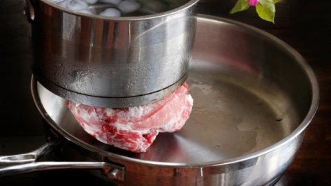 Bí quyết rã đông nhanh gấp 10 lần bằng "nước đá ngược"
