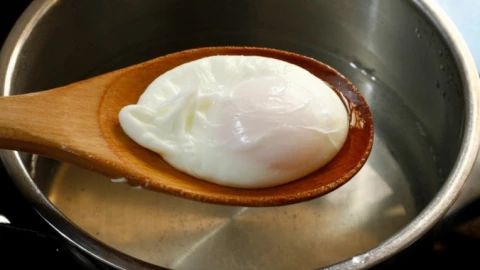Mẹo làm món trứng chần ngon, đẹp mắt