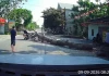 Clip cưa cây đổ đè trúng xe máy khiến người điều khiển ngã ra đường bất tỉnh