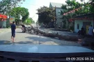 Clip cưa cây đổ đè trúng xe máy khiến người điều khiển ngã ra đường bất tỉnh