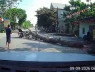 Clip cưa cây đổ đè trúng xe máy khiến người điều khiển ngã ra đường bất tỉnh