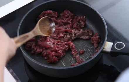 Tại sao thịt bò khi xào lên bị nát và nhiều nước?