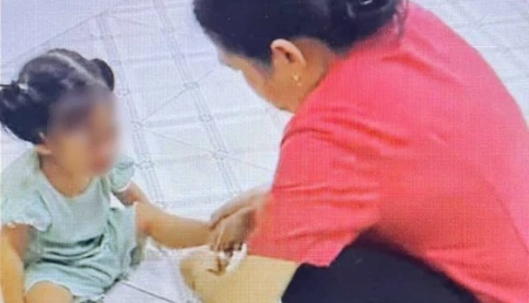Sau vụ bảo mẫu bắn dây thun vào chân trẻ, Trường mầm non Lá Xanh có động thái mới