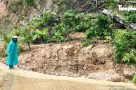 Mưa lũ kinh hoàng ở miền Trung: Tàu cá bị đánh chìm, biển nước hung tợn nhấn chìm khắp các tỉnh